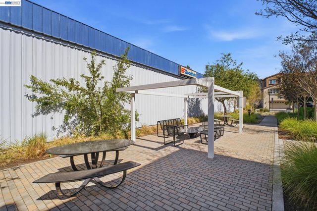 102 Fanuncio Ln, Hayward, CA 94544