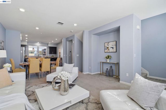 102 Fanuncio Ln, Hayward, CA 94544