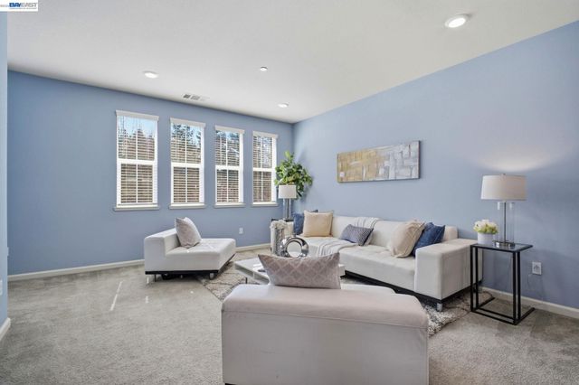 102 Fanuncio Ln, Hayward, CA 94544