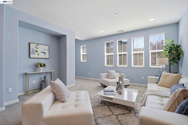 102 Fanuncio Ln, Hayward, CA 94544