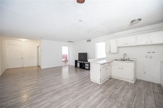 2913 Stewart Avenue, Las Vegas, NV 89101