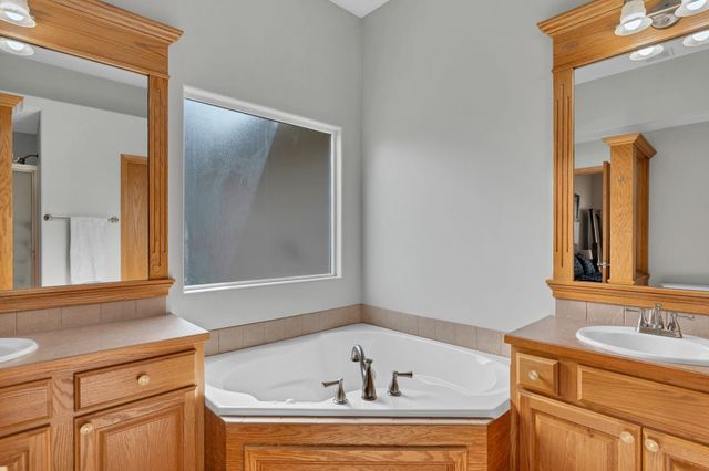 3014 N Brush Creek Cir, Wichita, KS 67205