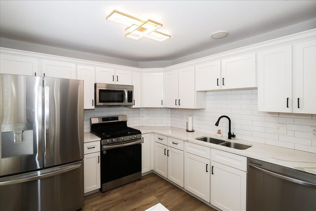 1719 Autumn Avenue B, Schaumburg, IL 60193