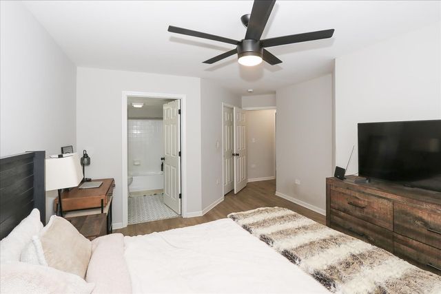 1719 Autumn Avenue B, Schaumburg, IL 60193