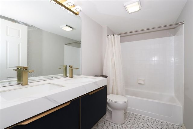 1719 Autumn Avenue B, Schaumburg, IL 60193