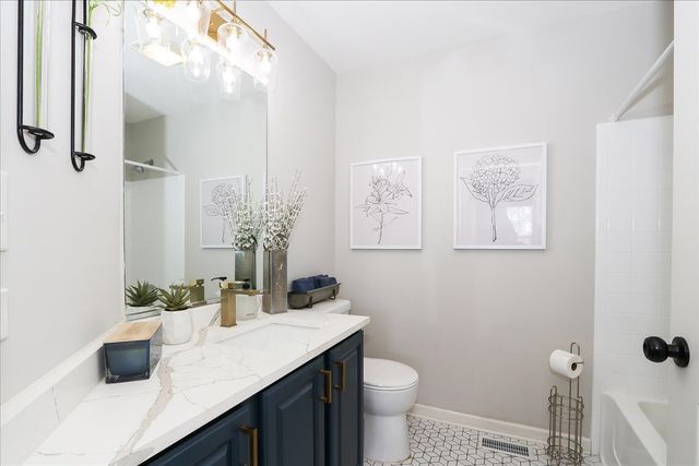 1719 Autumn Avenue B, Schaumburg, IL 60193