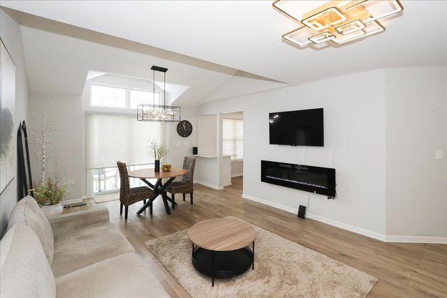 1719 Autumn Avenue B, Schaumburg, IL 60193