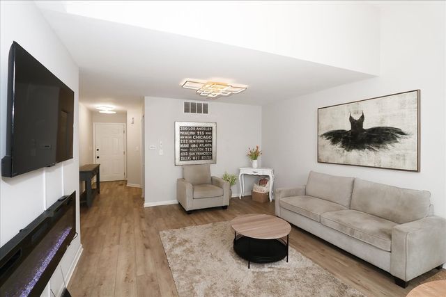 1719 Autumn Avenue B, Schaumburg, IL 60193