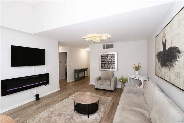 1719 Autumn Avenue B, Schaumburg, IL 60193