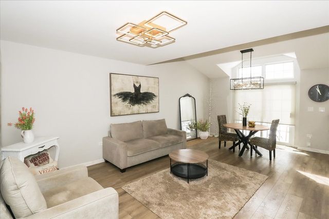 1719 Autumn Avenue B, Schaumburg, IL 60193