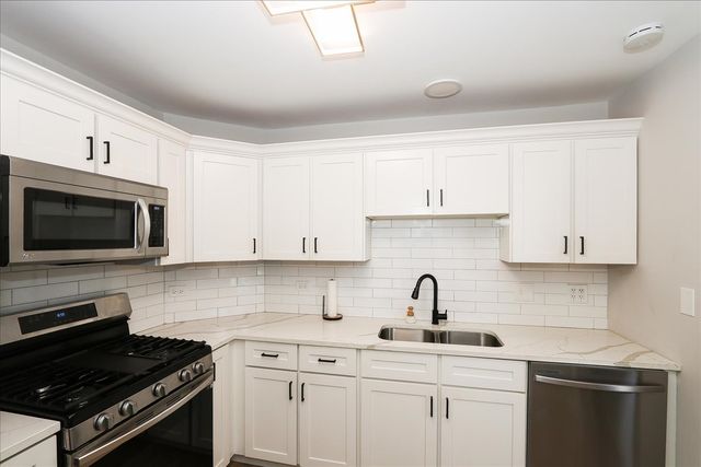 1719 Autumn Avenue B, Schaumburg, IL 60193