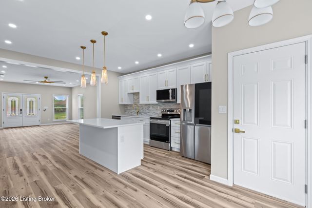 5810 Applegate Ln, Louisville, KY 40219