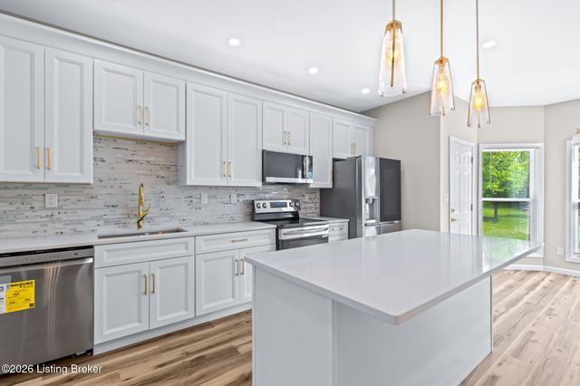 5810 Applegate Ln, Louisville, KY 40219