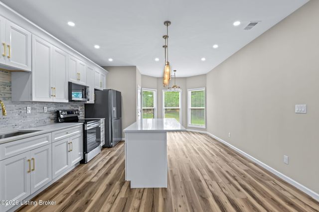 5810 Applegate Ln, Louisville, KY 40219