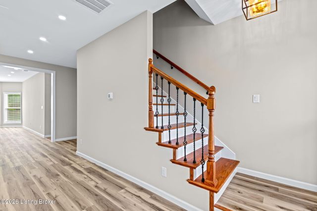 5810 Applegate Ln, Louisville, KY 40219