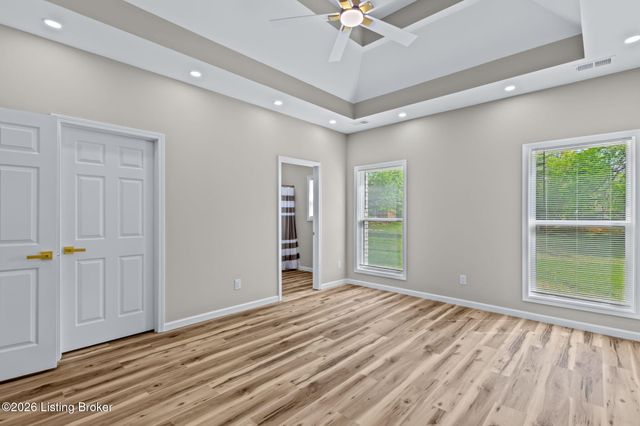 5810 Applegate Ln, Louisville, KY 40219