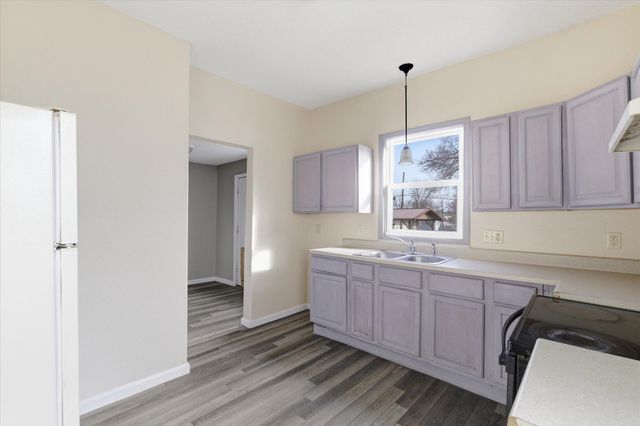 1026 W Division Street, Springfield, MO 65803