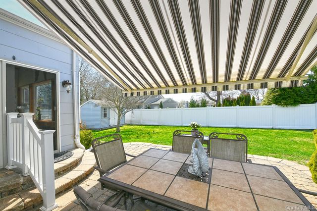 2 Keats Place, Greenlawn, NY 11740