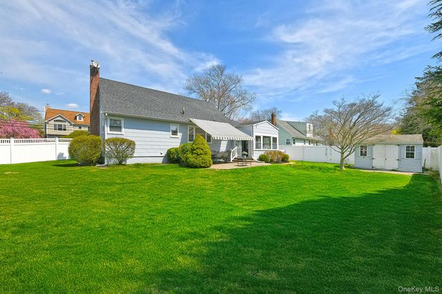 2 Keats Place, Greenlawn, NY 11740