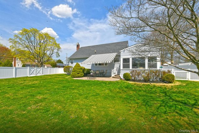 2 Keats Place, Greenlawn, NY 11740