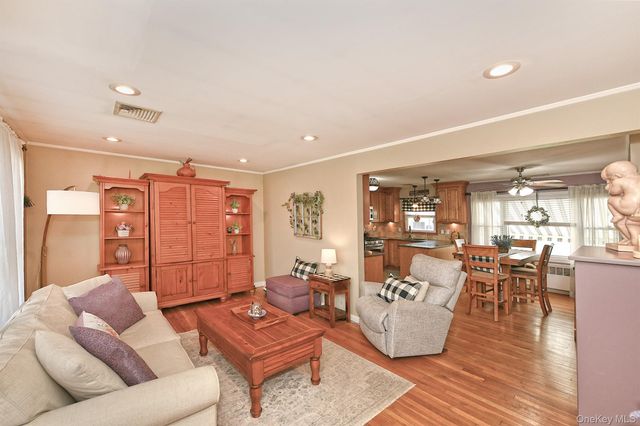 2 Keats Place, Greenlawn, NY 11740
