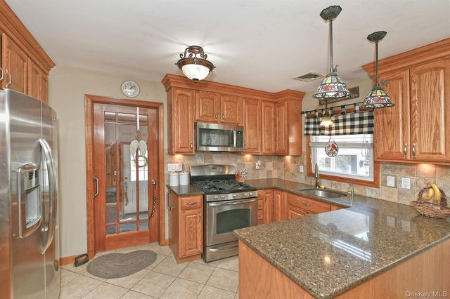 2 Keats Place, Greenlawn, NY 11740