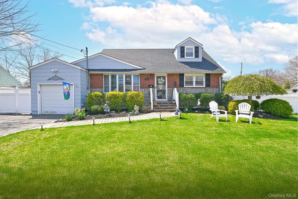 2 Keats Place, Greenlawn, NY 11740