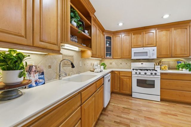 2829 Carson Street, Redwood City, CA 94061