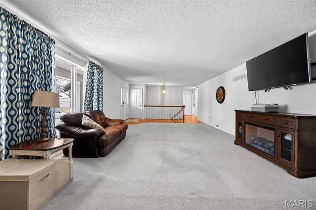 244 E Governor Place, St Charles, MO 63301