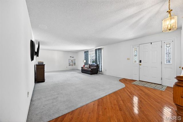 244 E Governor Place, St Charles, MO 63301