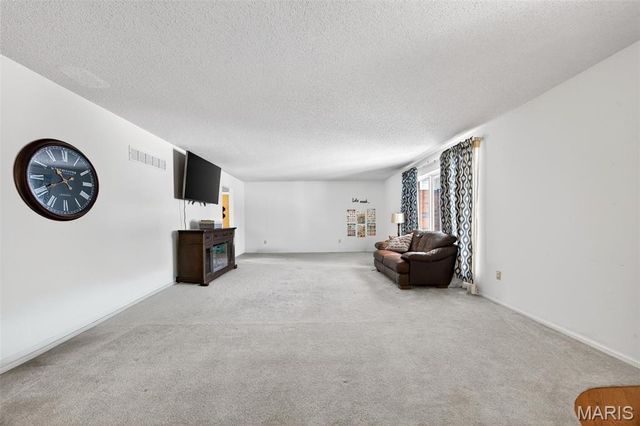 244 E Governor Place, St Charles, MO 63301