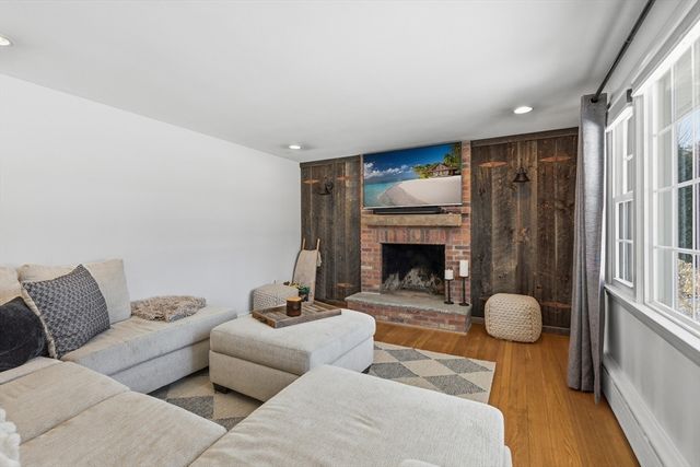 27 River Dr, Hadley, MA 01035