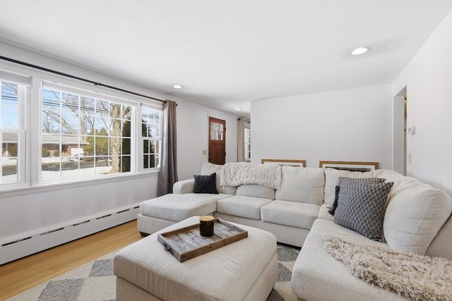 27 River Dr, Hadley, MA 01035