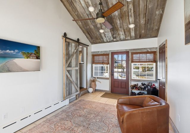 27 River Dr, Hadley, MA 01035