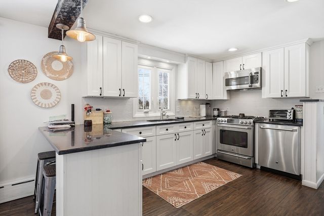 27 River Dr, Hadley, MA 01035