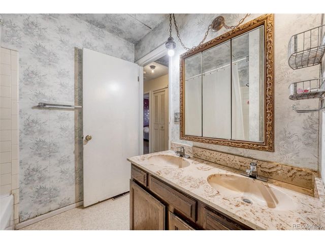 582 Revere St, Aurora, CO 80011