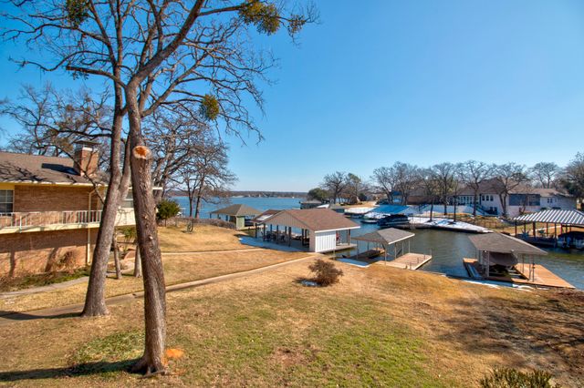 207 Kiowa Drive W, Lake Kiowa, TX 76240