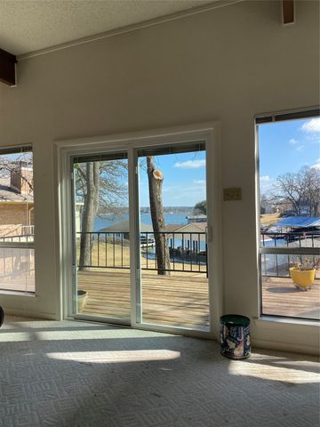 207 Kiowa Drive W, Lake Kiowa, TX 76240