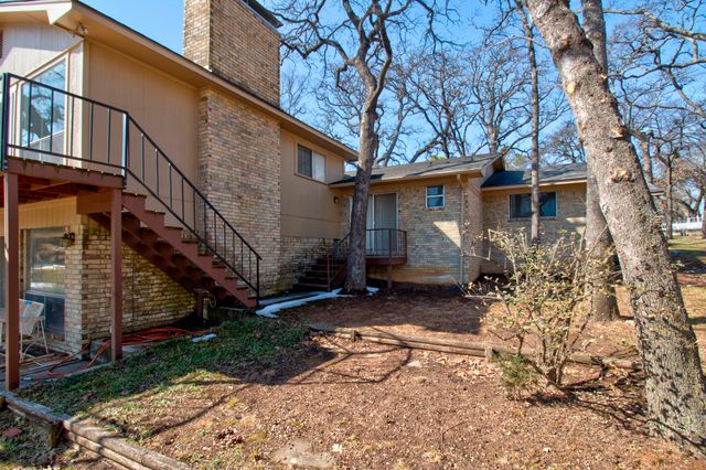 207 Kiowa Drive W, Lake Kiowa, TX 76240