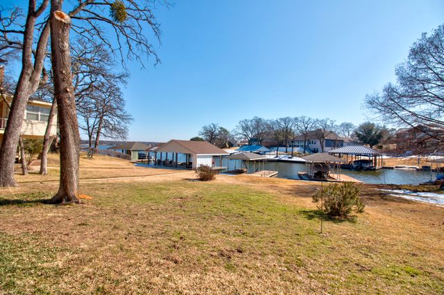 207 Kiowa Drive W, Lake Kiowa, TX 76240
