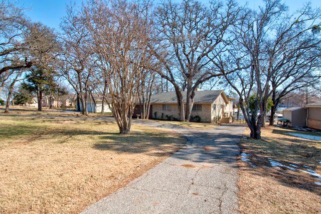207 Kiowa Drive W, Lake Kiowa, TX 76240