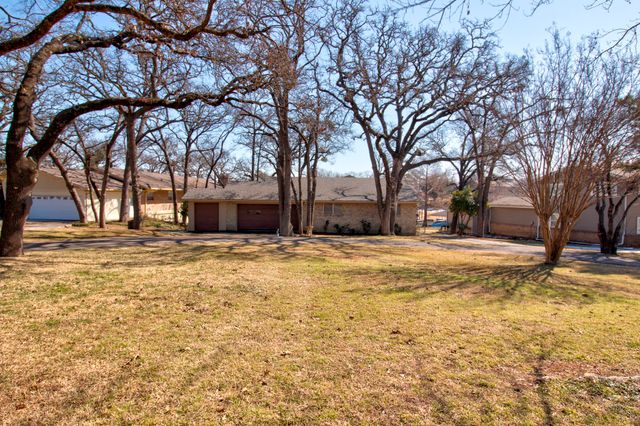 207 Kiowa Drive W, Lake Kiowa, TX 76240
