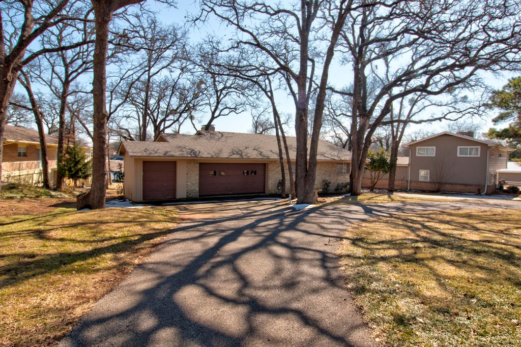 207 Kiowa Drive W, Lake Kiowa, TX 76240