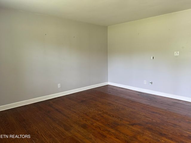3035 W Wolf Valley Rd, Clinton, TN 37716
