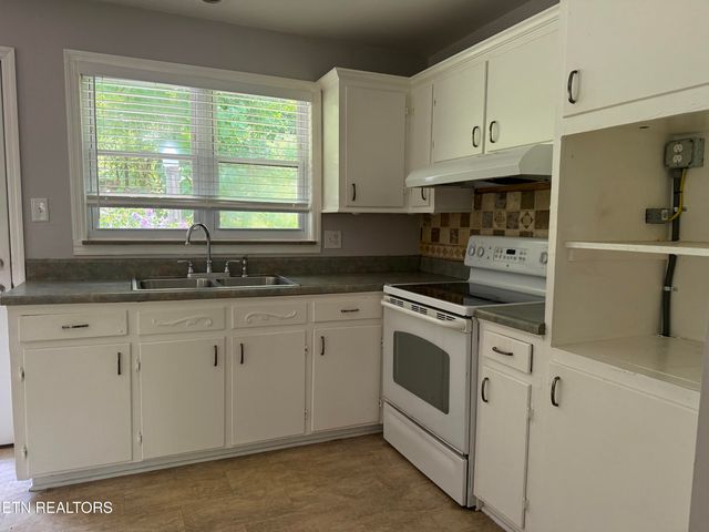 3035 W Wolf Valley Rd, Clinton, TN 37716