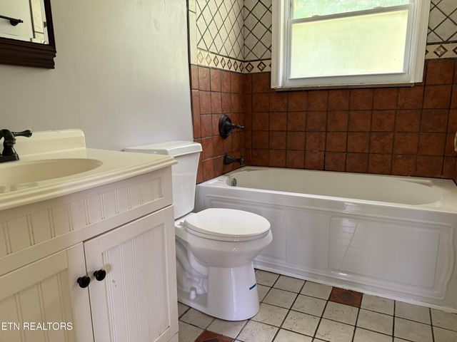 3035 W Wolf Valley Rd, Clinton, TN 37716