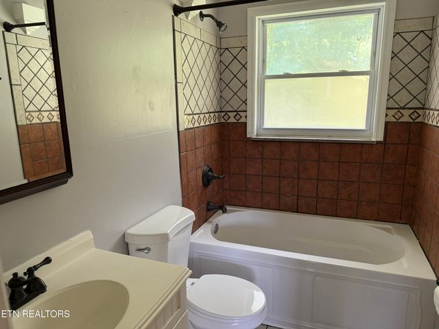 3035 W Wolf Valley Rd, Clinton, TN 37716
