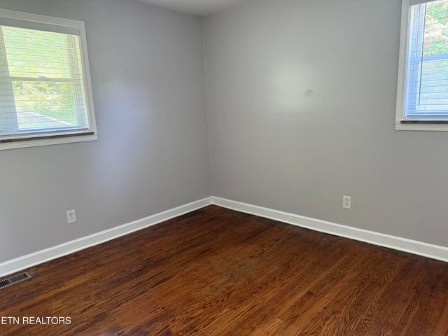 3035 W Wolf Valley Rd, Clinton, TN 37716