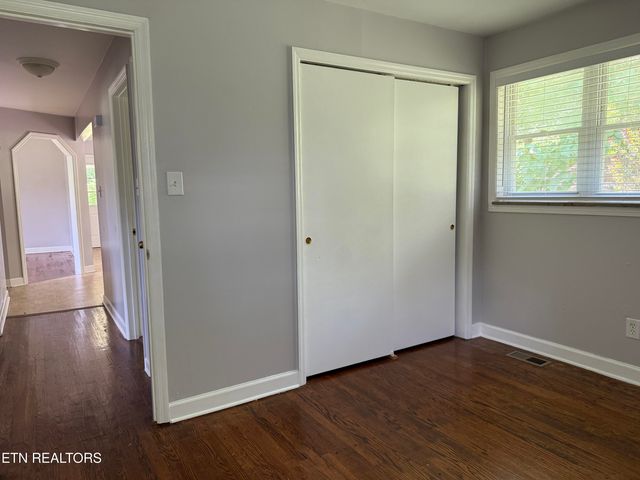 3035 W Wolf Valley Rd, Clinton, TN 37716