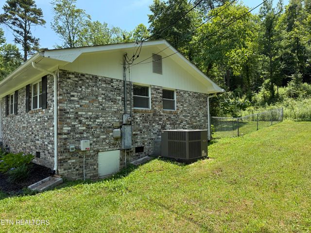 3035 W Wolf Valley Rd, Clinton, TN 37716